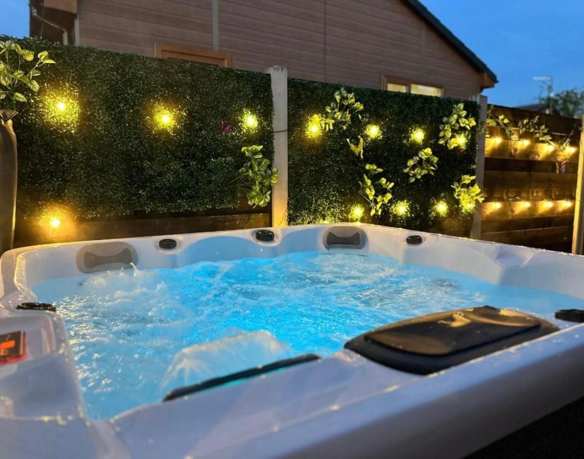 Cherry Cabin With Hot Tub 约克 外观 照片